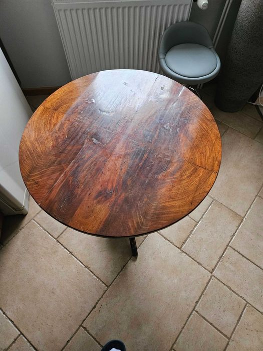 Okrągły stół na jednej nodze pedestal