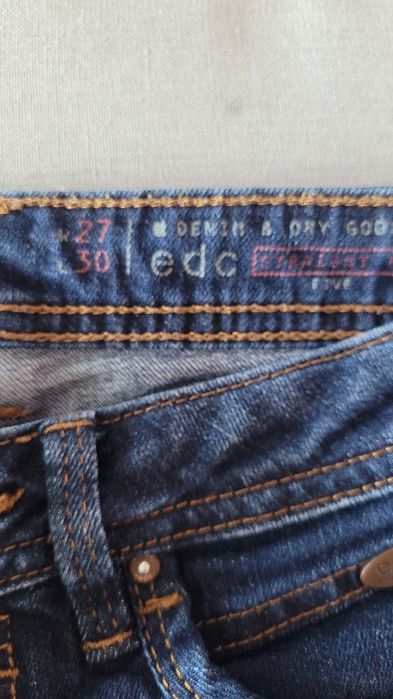 Ciemne jeansy rurki Esprit
