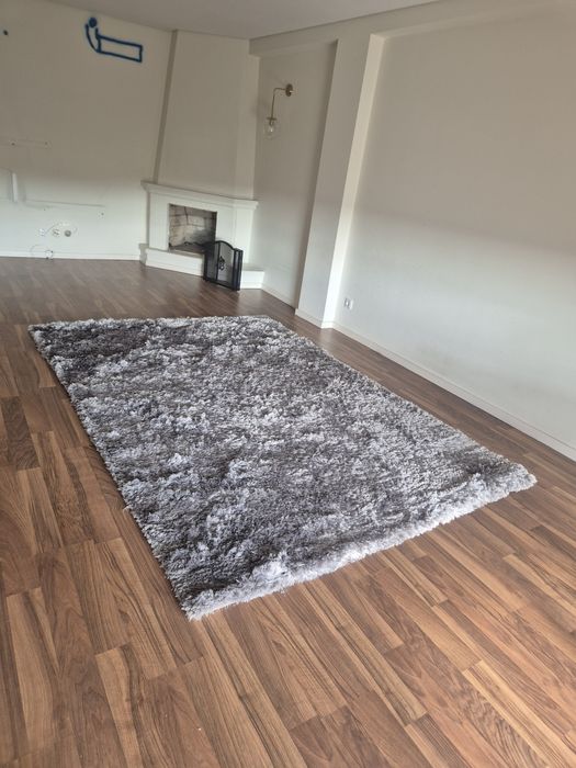 Tapete cinzento pelo comprido