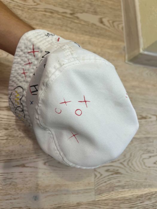 Біла панама в вуличному стилі з корейськими написами