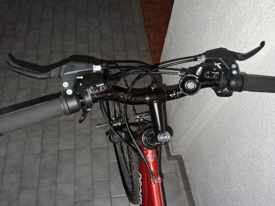 Vendo bicicleta vermelha e cinza