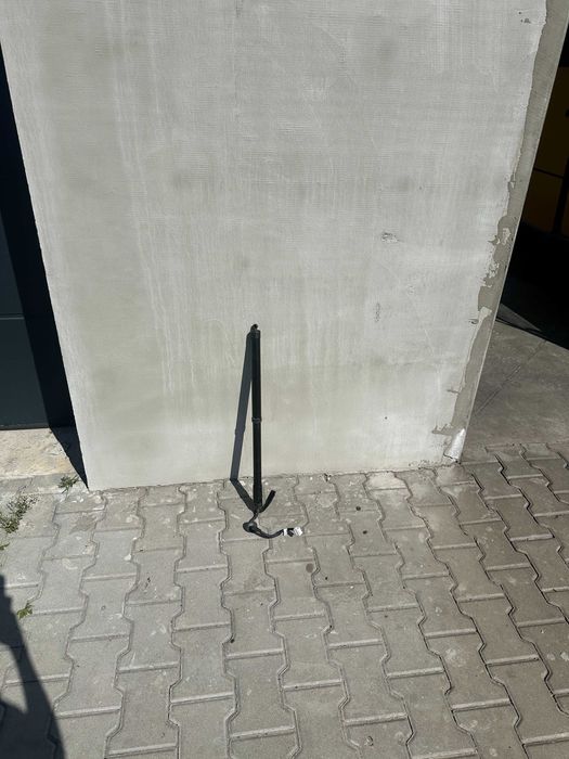 Амортизатор крышки багажника електро Nissan Rogue 2015год