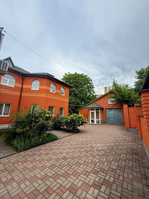 Продам будинок Центр міста  225м+ офіс + літній будинок.