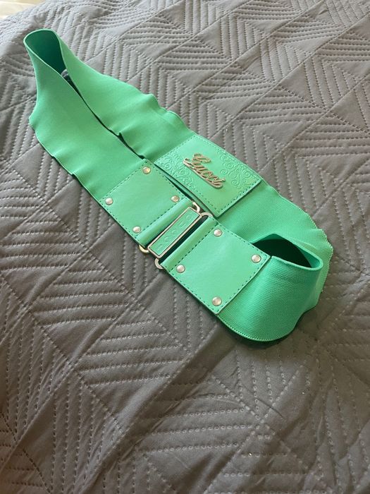 Stylowy zielony pasek z ozdobną klamrą – modny design Gucci