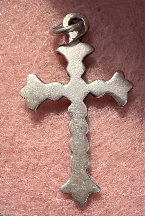 Crucifico com pedrinhas em prata para fio