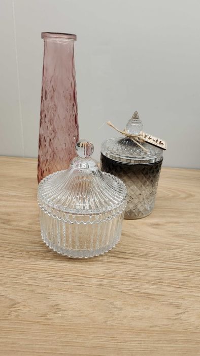 Szklany wazon i pojemniki na świece