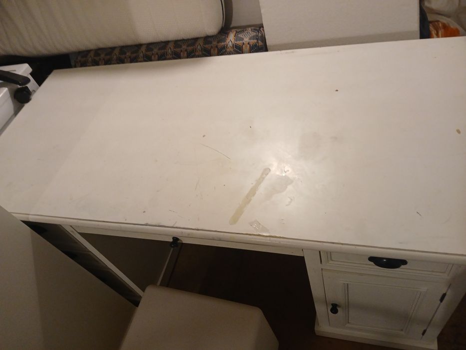 Biale biurko z szufladami