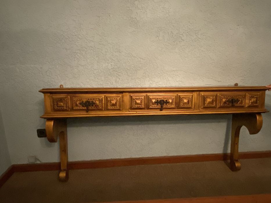 Móvel de Corredor Dourado em Madeira Maciça