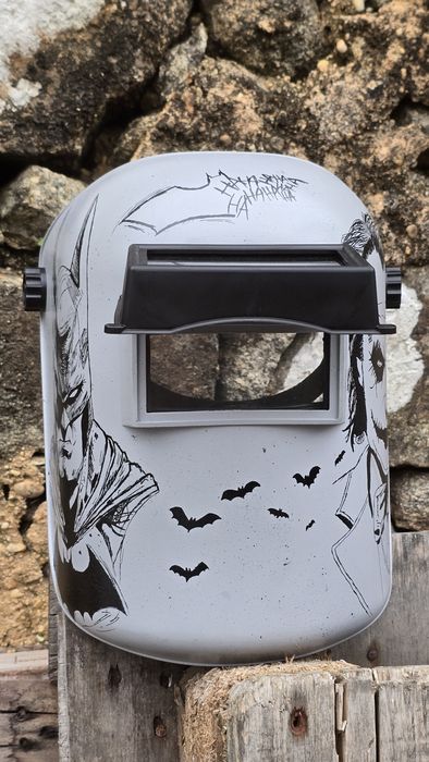 Máscara de soldar pintada à mão