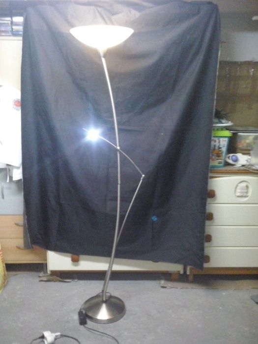 Floor lamp with light intensity regulator