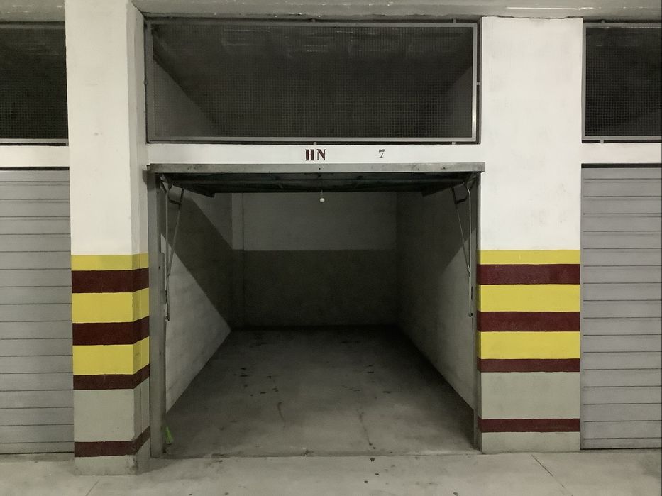 Arrendo Garagem Fechada (Box ) 20 m2 - Na Quintã - Guimarães Centro