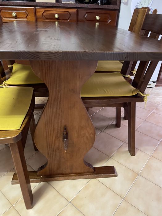 Conjunto mesa e cadeiras mogno