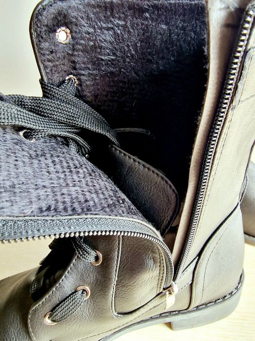 Botas Cano Médio Pretas Fivelas