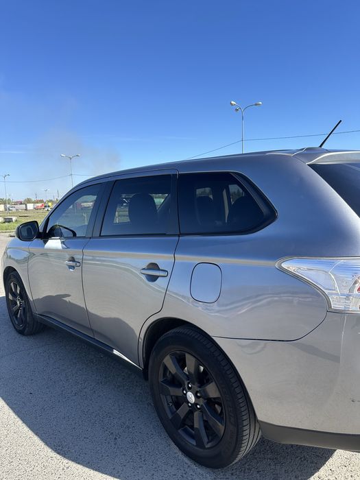 Mitsubishi Outlander 2.4 Газ/Бензин 2013 • 7 місць • Автомат