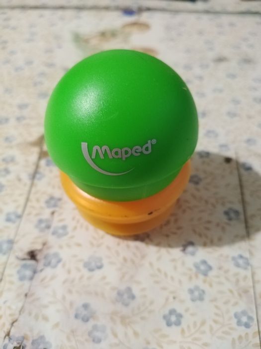 Vendo afia para lápis de cor verde e laranja