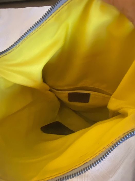 Mochila em pele, excelente qualidade. Medida 34cmx30cm