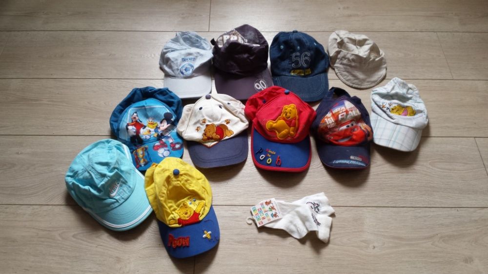 czapka, kapelusz, kurtka, spodnie, kamizelka t-shirt