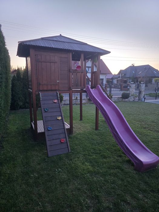 Domek dla dzieci. Plac zabaw.