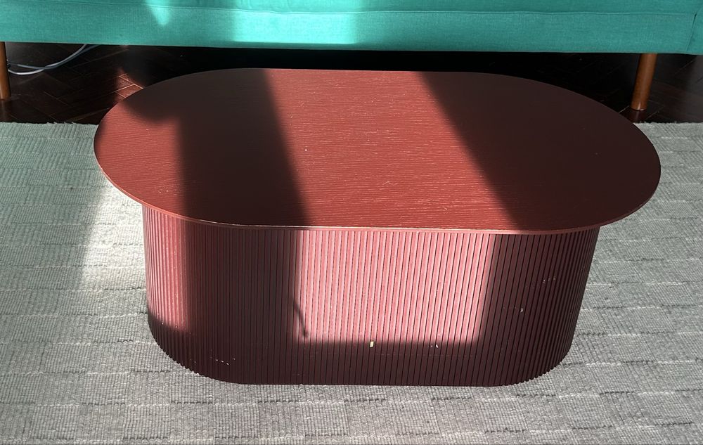 Mesa centro sala Ferm Living bordeaux podia table