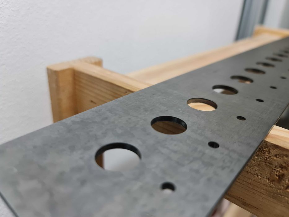 Szablon stolarski rząd otworów  fi 4 i 16,2  rozstaw 32 mm - 552x74x3