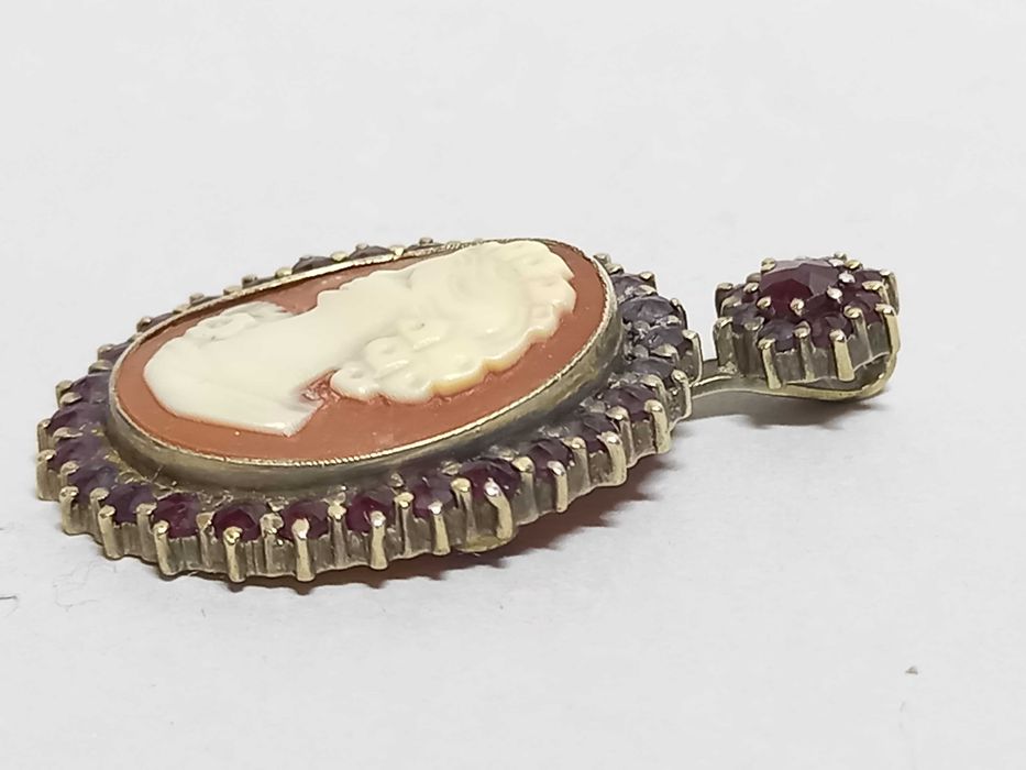 Stary wisior, kamea z granatami, srebro złocone