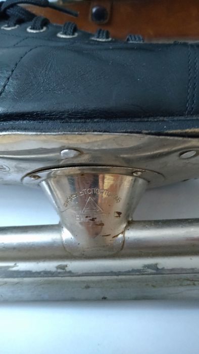 Конькобежные коньки.