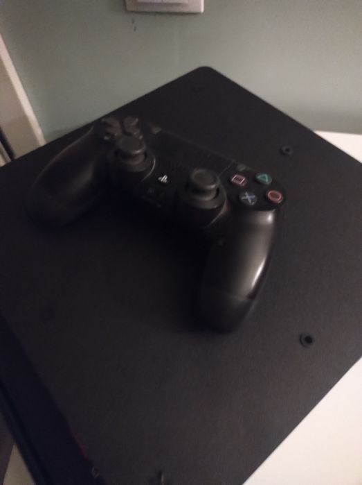 Konsola PS4 slim