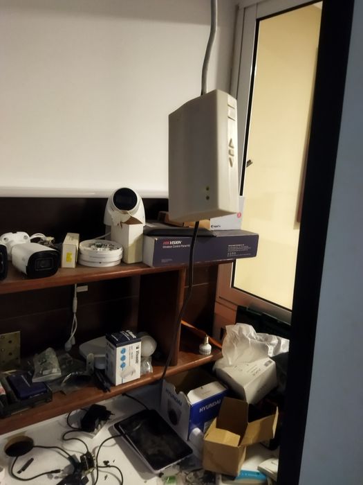 Tela de Projeção Suspensa Plusscreen Elétrica 80-84” 10:7