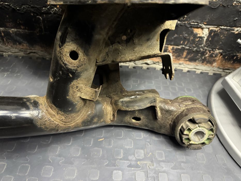 Задня балка , підрамник jaguar e pace