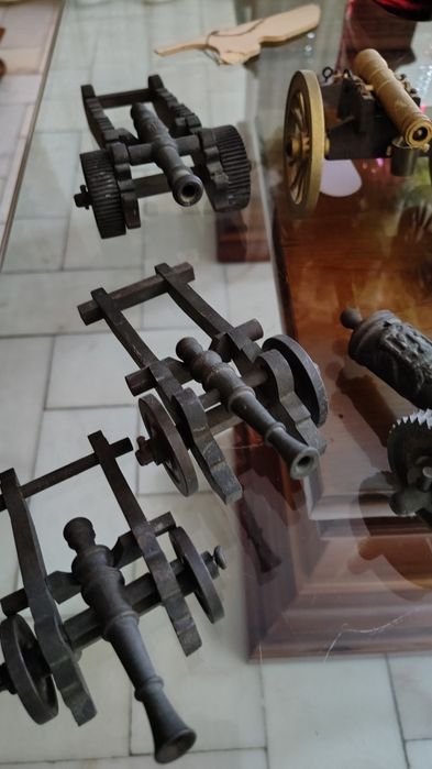 Canhões antigos em latão