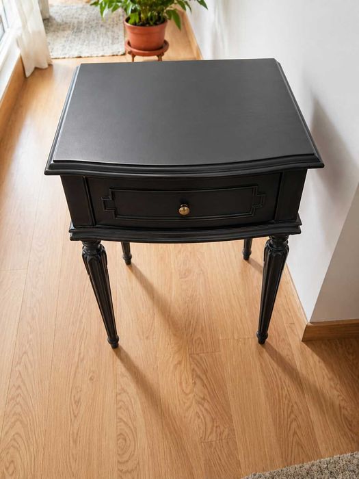Nightstand in excellent condition