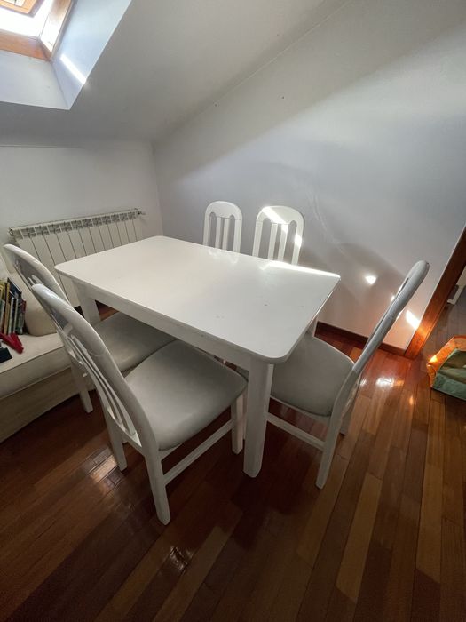 Mesa com 6 cadeiras