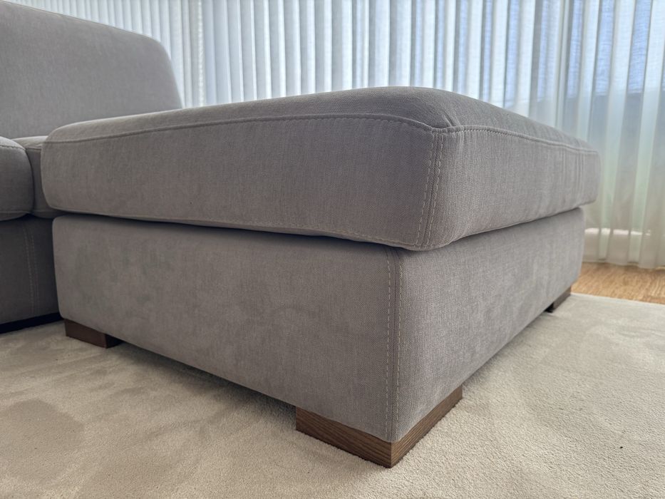 Sofá de 3 lugares mais pufe