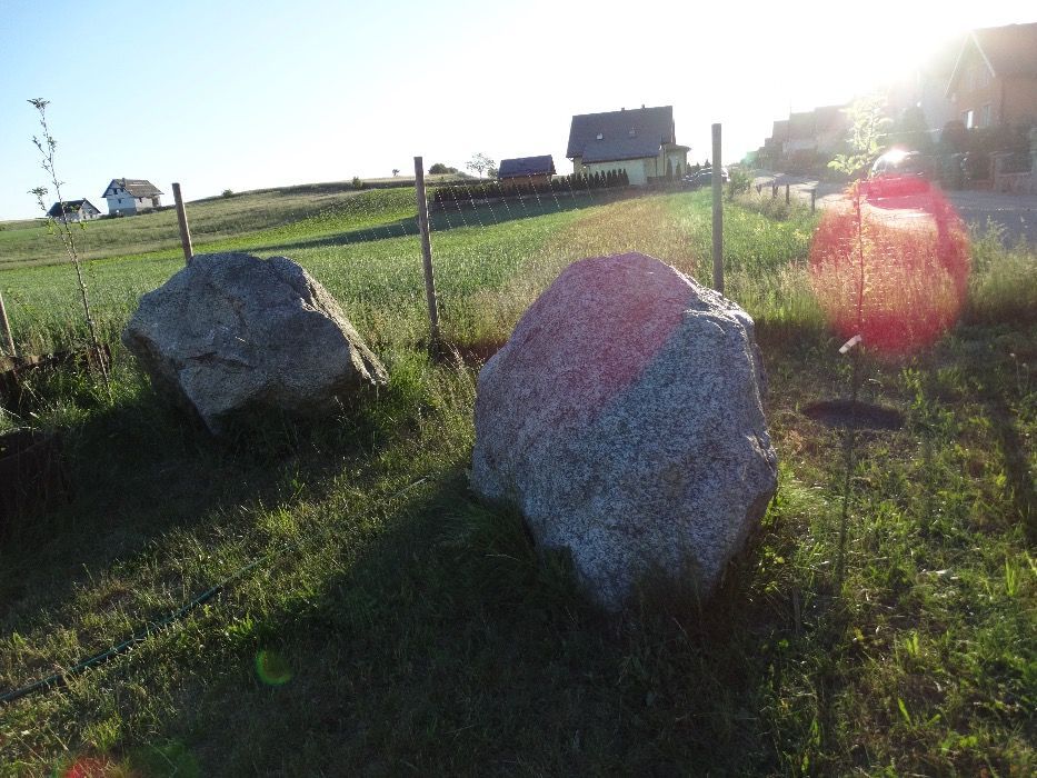 Kamienie Ozdobne, Monumenty Obeliski