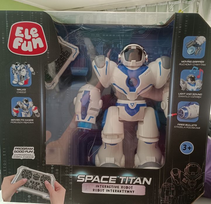 Nowy interaktywny robot Space Titan strzela pociskami sterowany pilote
