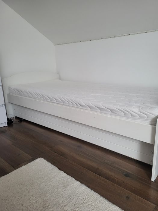 Łóżko z materacem