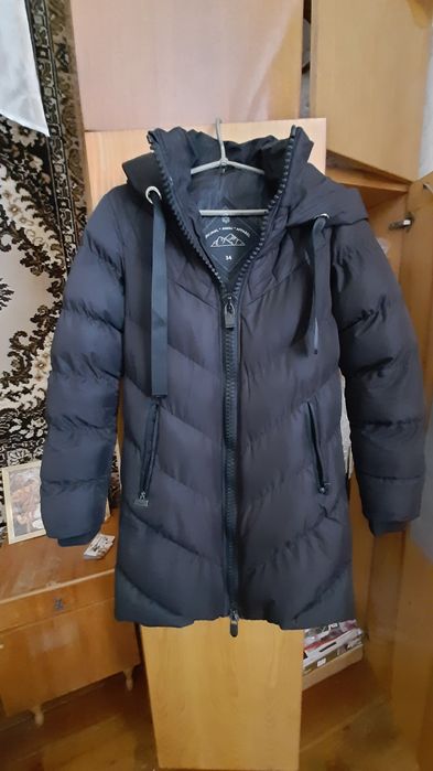 Стильна жіноча зимова чорна куртка