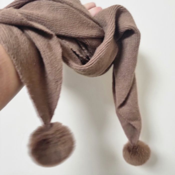 Czekoladowy szalik pompony szal