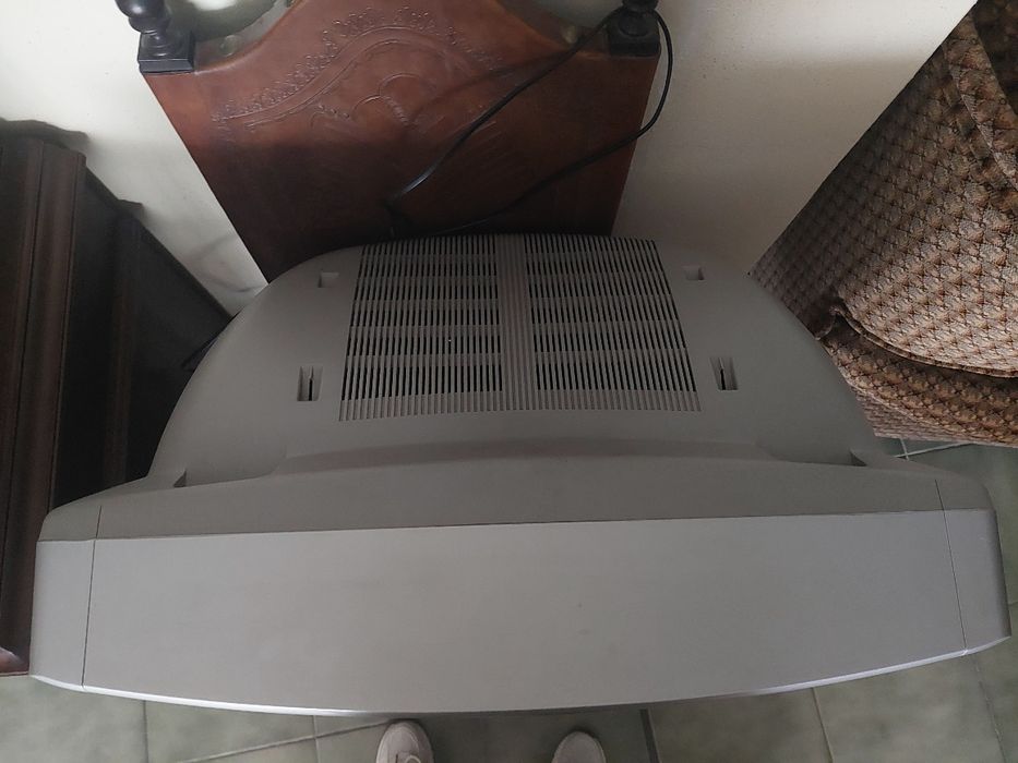 Televisão antiga a funcionar bem