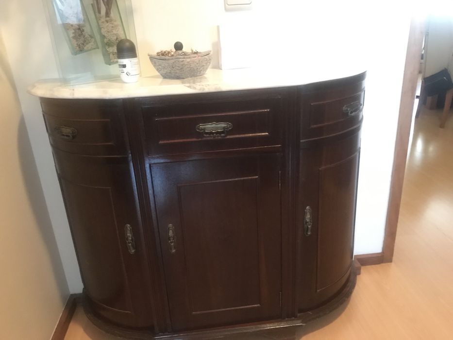 Móvel de corredor com pedra de mármore e espelho