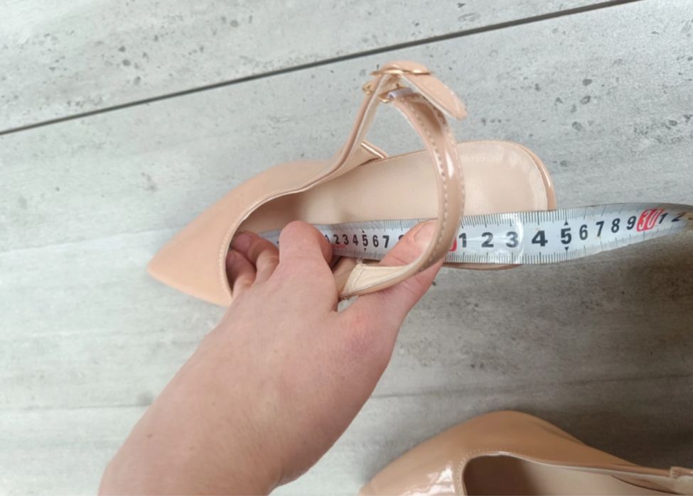 Piękne lakierowane szpilki beżowe nowe