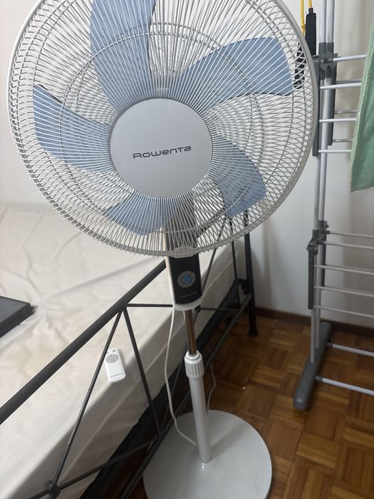 Ventilador em Pé com controle remoto branco