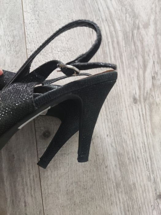 Seksowne szpilki 38 sandałki z połyskiem WideFit