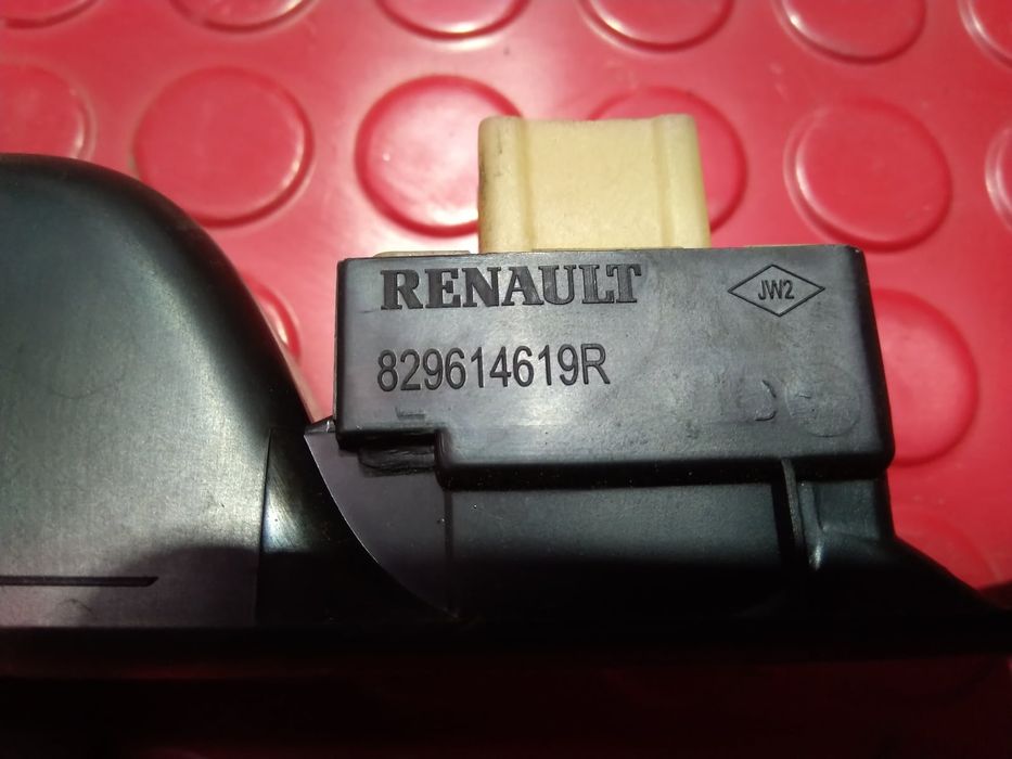 Comando / Botão / Interruptor Vidros Trás Direito 829614619R - RENAULT CAPTUR I