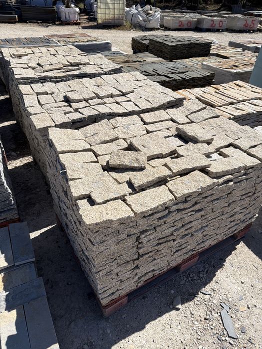 Granito serrado tras tiras