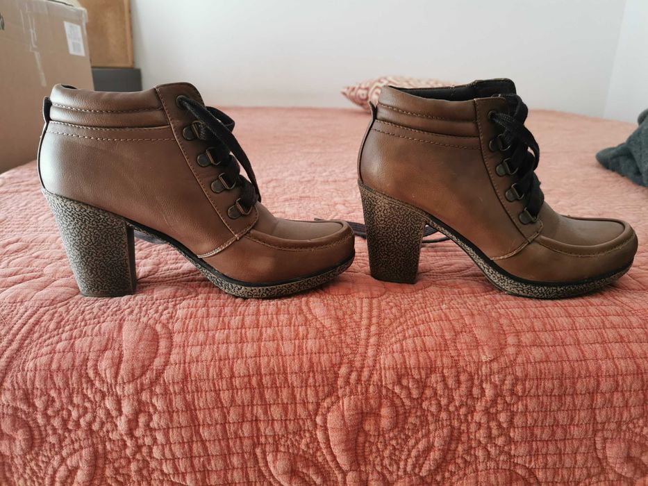 Botas castanhas, efeito pele, salto, 37