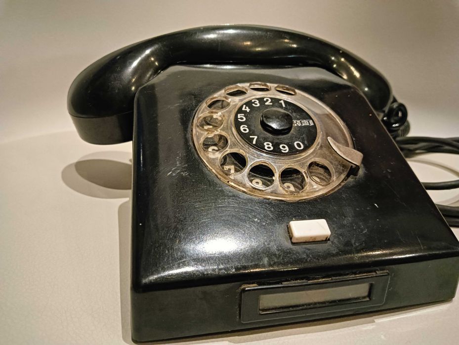 Stary  telefon RFT - bakelit
