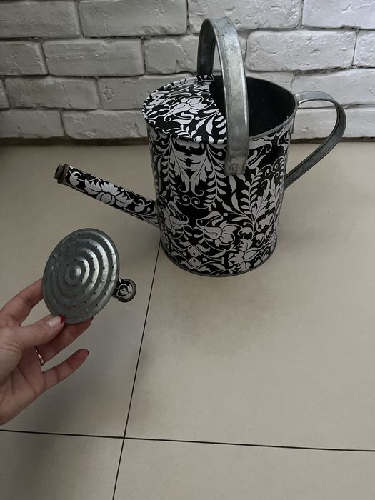 Nowoczesna konewka z odczepianym sitkiem 4,8 L + dwie doniczki