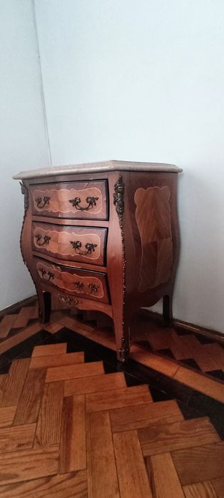 “Cómoda antiga estilo francês