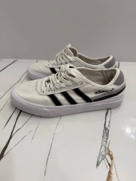 Білі кеди adidas